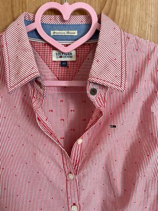 Camisa Tommy Hilfiger Rayas Rojas y Puntos