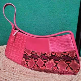 Bolso rosa efecto piel con collar