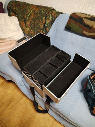 Maletín de maquillaje plateado