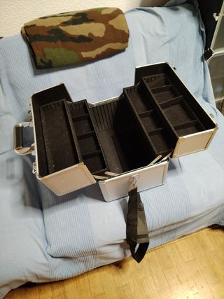 Maletín de maquillaje plateado