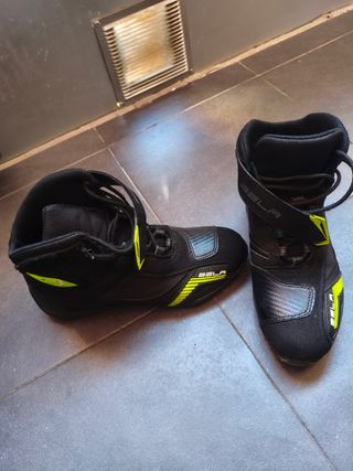 Zapatillas Moto Bela Negras con Detalles Flúor