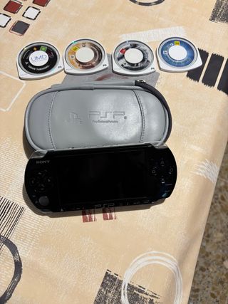 PSP nera con custodia e giochi
