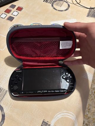 PSP nera con custodia e giochi