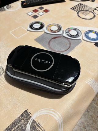 PSP nera con custodia e giochi