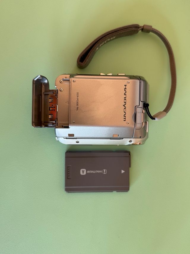Sony Handycam DCR-PC53E PAL Plata