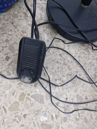 Lámpara de pie negra con regulador