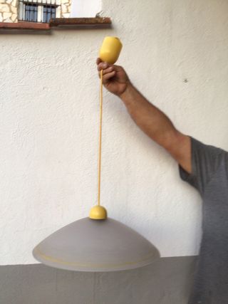 Lámpara de techo gris y amarilla