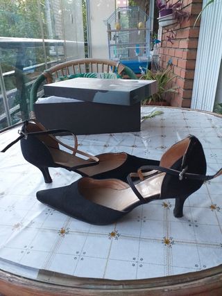 Elegantes zapatos de fiesta color negro.