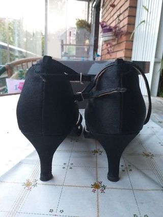 Elegantes zapatos de fiesta color negro.