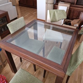 Mesa de comedor con 4 sillas