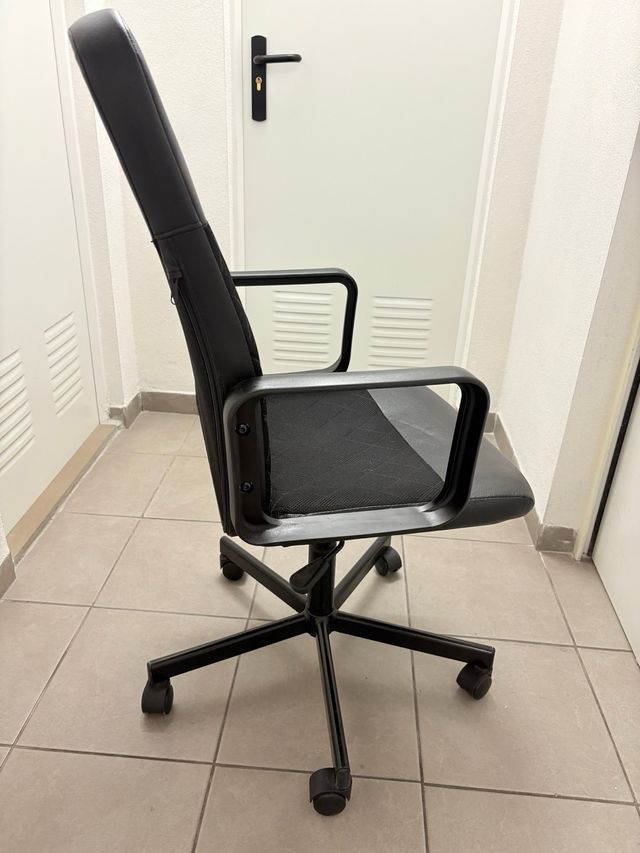 Silla de oficina negra