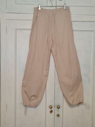 Pantalones cargo Zara anchos nude