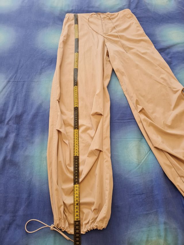 Pantalones cargo Zara anchos nude