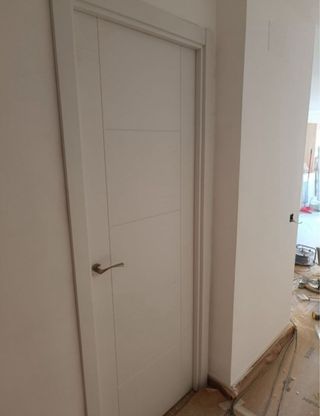 carpintero especializado, instalación￼ de puertas