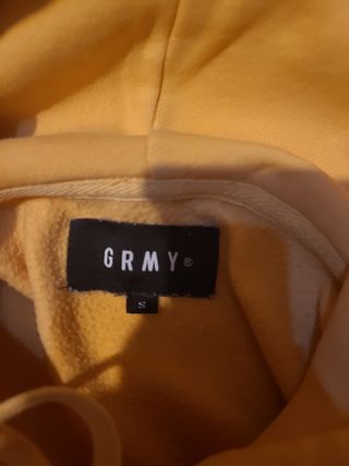 Sudadera amarilla con estampado