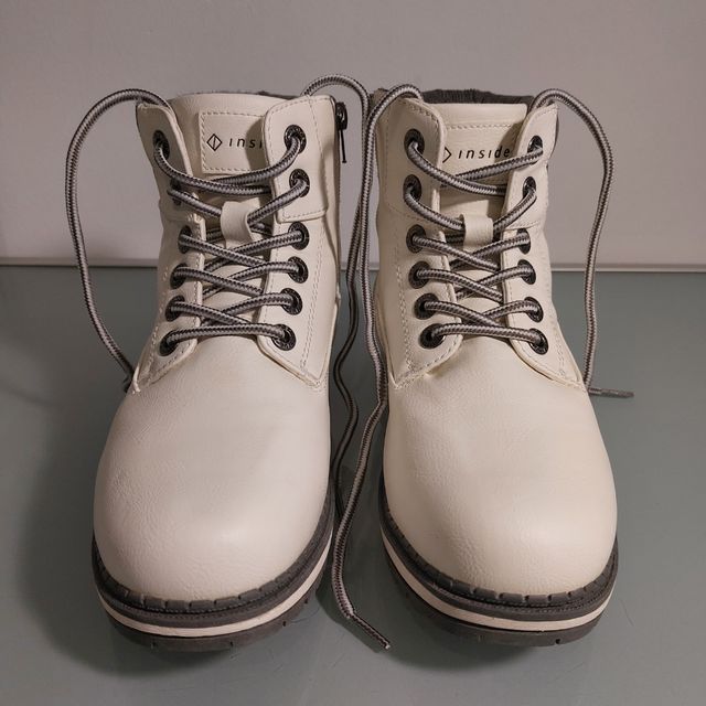 Botas blancas tipo montaña..