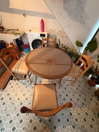 Mesa redonda de madera y cristal con 4 sillas