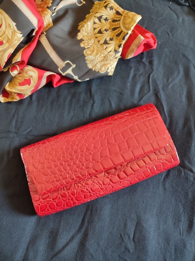 Bolso fiesta charol rojo piel cocodrilo
