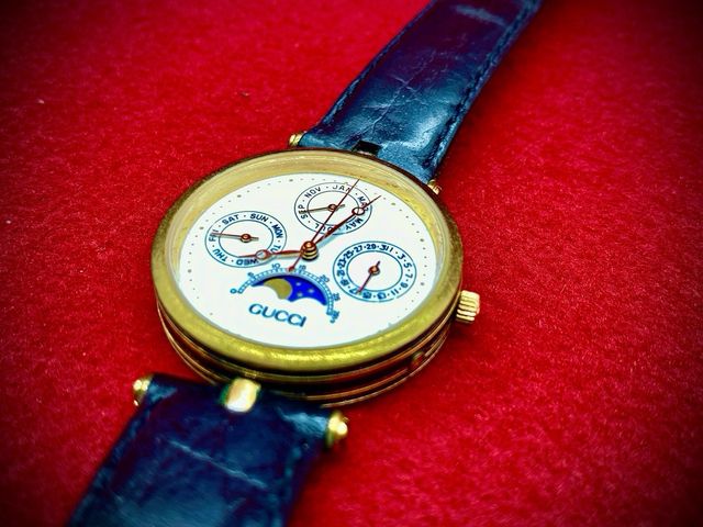 Reloj Gucci Fase Lunar Mujer dorado y blanco