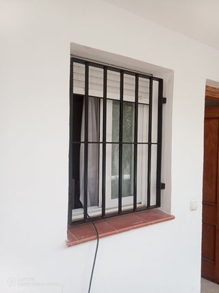 Puerta metálica con rejas