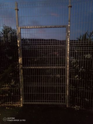 Puerta metálica con rejas