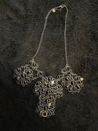 Collar plateado con detalles negros