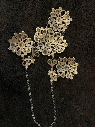 Collar plateado con detalles negros