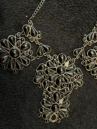 Collar plateado con detalles negros