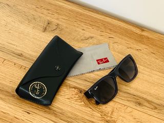 Gafas de Sol Ray-Ban azul marino.