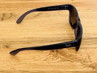 Gafas de Sol Ray-Ban azul marino.