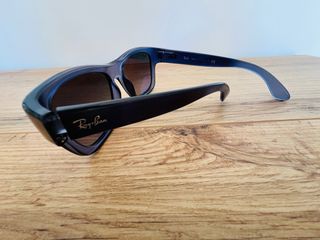Gafas de Sol Ray-Ban azul marino.
