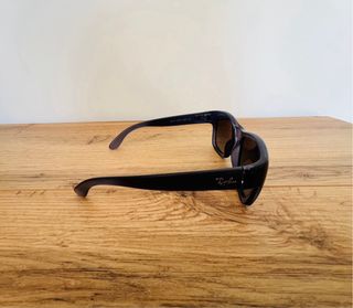 Gafas de Sol Ray-Ban azul marino.