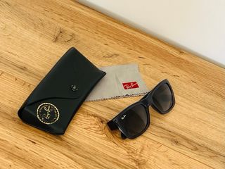 Gafas de Sol Ray-Ban azul marino.