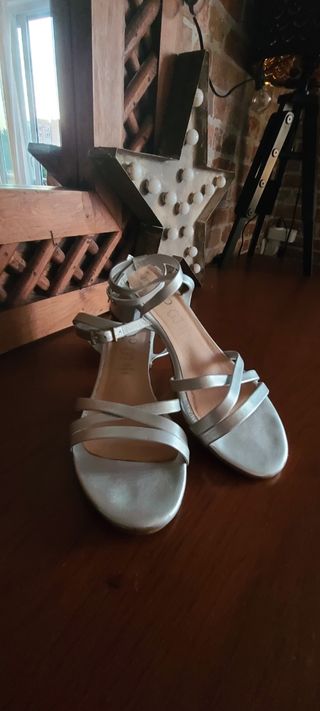 Sandalias tacón plateadas Talla 38