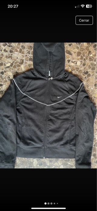 Chaqueta Nike Negra con Detalles Blancos