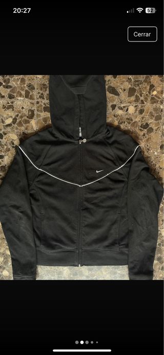 Chaqueta Nike Negra con Detalles Blancos