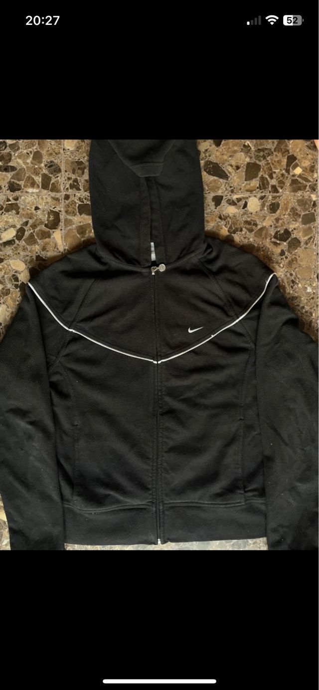 Chaqueta Nike Negra con Detalles Blancos