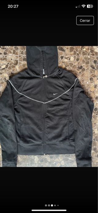 Chaqueta Nike Negra con Detalles Blancos