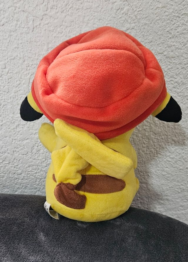 Peluche Pokémon Pikachu con gorra roja