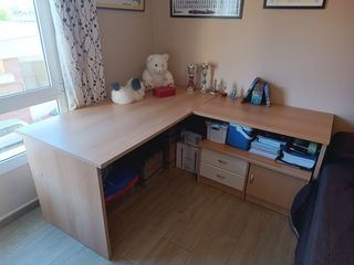 Mesa de escritorio de madera en L
