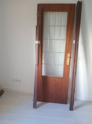 Puerta de madera con cristal