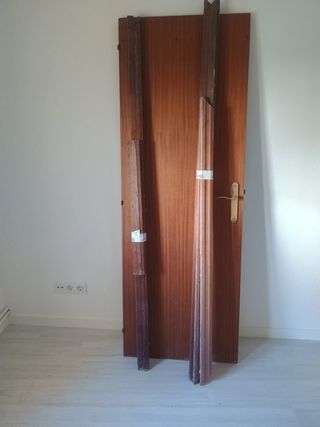 Puerta de madera con cristal