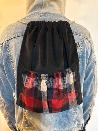 Mochila negra terciopelo bolsillo cuadros