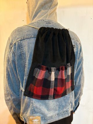 Mochila negra terciopelo bolsillo cuadros
