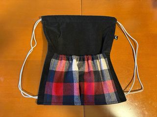 Mochila negra terciopelo bolsillo cuadros