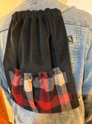Mochila negra terciopelo bolsillo cuadros