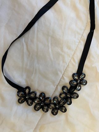 Collar negro con flores de cristal