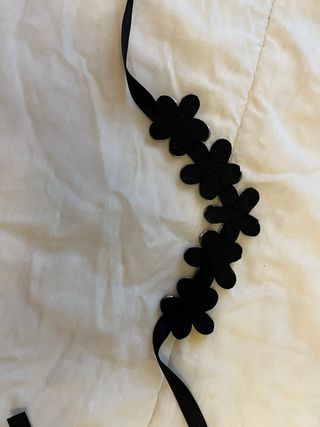 Collar negro con flores de cristal