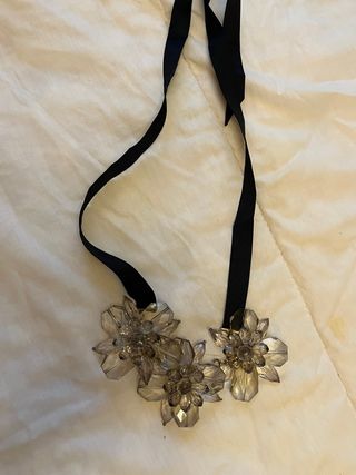 Collar de flores con cinta negra