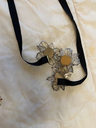 Collar de flores con cinta negra